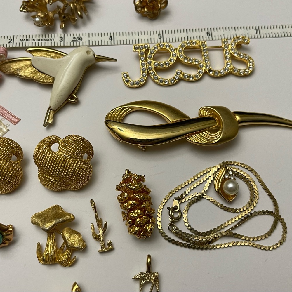 Elegant Vintage Gold Jewelry Women Men’s Brooches, Pendant, Necklace Earrings - Picture 15 of 15